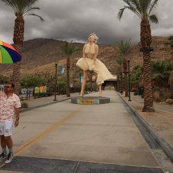 Una persona sostiene un paraguas frente a la estatua "Forever Marilyn", diseñada por el artista estadounidense John Seward Johnson II, enmarcada por nubes de tormenta mientras el huracán Hilary se dirige al norte hacia el sur de California. | Foto:DAVID SWANSON / AFP