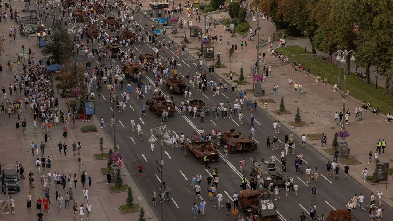 Un grupo de personas visita la calle Khreshchatyk, donde se exponen vehículos militares blindados rusos destruidos, con motivo del Día de la Independencia de Ucrania en Kiev, en medio de la invasión rusa de Ucrania. | Foto:Roman Pilipey / AFP