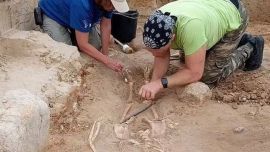 El niño fue sepultado boca abajo y con un grillete triangular en uno de sus tobillos
