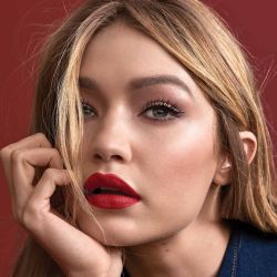 El poderoso significado de usar lipstick rojo y hacer que dure todo el día 