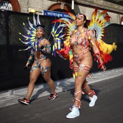Artistas disfrazados llegan para participar en el día principal del desfile del Carnaval de Notting Hill en el oeste de Londres. | Foto:HENRY NICHOLLS / AFP