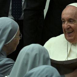 El Papa Francisco se reúne con las monjas de las Hermanas Discípulas de Jesús en la Eucaristía en el Aula Pablo VI del Vaticano. | Foto:Tiziana Fabi / AFP