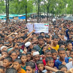 Refugiados rohingya se reúnen para una manifestación que conmemora el sexto aniversario del día del genocidio, en Ukhia. Miles de refugiados rohingya se manifestaron en campamentos de Bangladesh para conmemorar el sexto aniversario del "día del genocidio", exigiendo su regreso seguro y digno a Birmania. Más de 700.000 musulmanes rohingya huyeron de Myanmar a Bangladesh para escapar de la represión militar en agosto de 2017, que ahora es objeto de una investigación por genocidio en la Corte Penal Internacional. | Foto:TANBIR MIRAJ / AFP