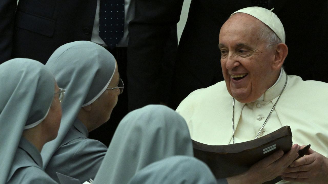 El Papa Francisco se reúne con las monjas de las Hermanas Discípulas de Jesús en la Eucaristía en el Aula Pablo VI del Vaticano. | Foto:Tiziana Fabi / AFP