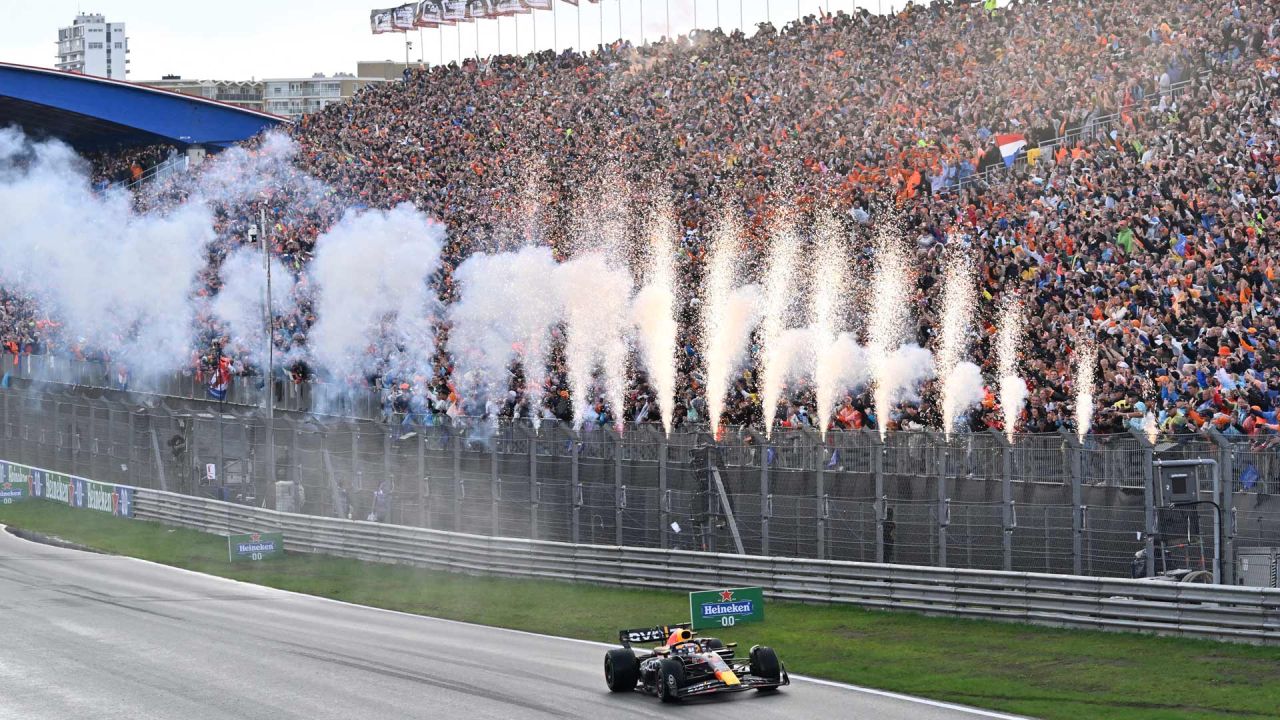 La pirotecnia suena cuando el piloto holandés de Red Bull Racing, Max Verstappen, cruza la línea de meta para ganar la carrera del Gran Premio de Fórmula Uno de Holanda en el circuito de Zandvoort, en Zandvoort. | Foto:JOHN THYS / AFP