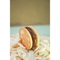 Lanzamiento de alfajor de chocolate blanco y dulce plant based 