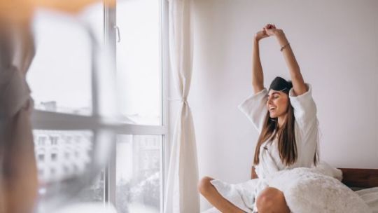 Levantarse temprano, desayunar bien e hidratarse: hábitos para aumentar la felicidad según la IA