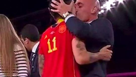 El polémico beso ocurrió en la premiación de la final de la Copa del Mundo de Fútbol Femenino.