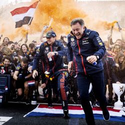 El piloto holandés de Red Bull Racing, Max Verstappen y el director del equipo británico de Red Bull Racing, Christian Horner, celebran con los miembros del equipo Red Bull Racing después de ganar la carrera del Gran Premio de Fórmula Uno de Holanda en el circuito de Zandvoort. | Foto:Koen Van Weel / ANP / AFP