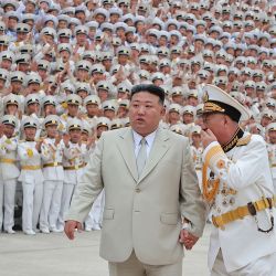 Esta fotografía tomada y publicada por la Agencia Central de Noticias de Corea (KCNA) muestra al líder de Corea del Norte, Kim Jong Un visitando el Comando Naval del Ejército Popular de Corea para conmemorar el Día de la Armada en un lugar no revelado en Corea del Norte. | Foto:KCNA VIA KNS / AFP