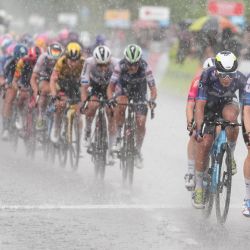 Los atletas compiten bajo condiciones de lluvia torrencial durante la quinta etapa femenina y la carrera ciclista final del Tour de Escandinavia desde Middelfart hasta Haderslev. | Foto:Claus Fisker / Ritzau Scanpix / AFP