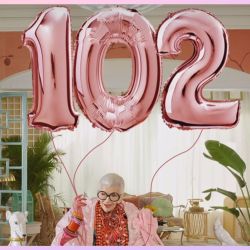 Iris Apfel cumple 102 años y comparte su sabiduría como ícono de la moda y el estilo