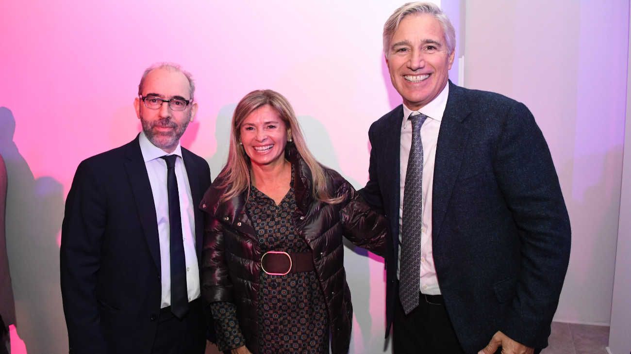 El Presidente y CEO de Editorial Perfil Gustavo González junto a María Laura Leguizamón y el empresario y presidente de Laboratorios Richmond Marcelo Figueiras.