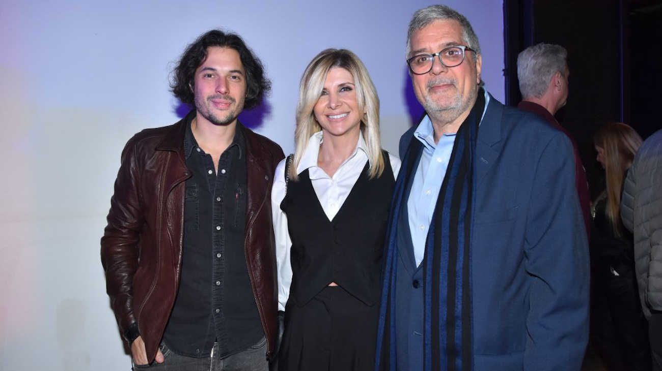 Agustino Fontevecchia, vicepresidente y Director Digital de Editorial Perfil junto a la periodista Débora Plager y el Gerente de Programación y Operaciones de Radio Perfil Javier Manes.