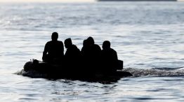 Un bote con inmigrantes surca por el Canal de la Mancha