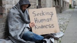 Un hombre en situación de calle