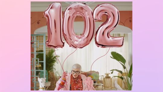 Iris Apfel cumple 102 años y comparte su sabiduría como ícono de la moda y el estilo