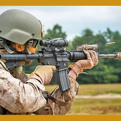 En acción de entrenamiento militar, carabina Colt M-16, calibre 5,56 x 45 mm, que utiliza un silenciador roscado en su boca.