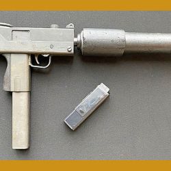 Pistola ametralladora Ingram M-10 calibre .45 ACP. Este tipo de arma emplea un reductor coaxial o superpuesto, de fabricación bastante compleja.