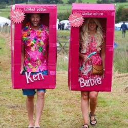 Competidores disfrazados de Barbie y Ken llegan al Campeonato Mundial de Snorkel en Pantano celebrado en la turbera de Waen Rhydd, Llanwrtyd Wells, en el centro de Gales. | Foto:Geoff Caddick / AFP