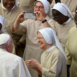 El Papa Francisco es saludado por un grupo de monjas durante su audiencia general semanal en el aula Pablo VI del Vaticano. | Foto:FILIPPO MONTEFORTE / AFP