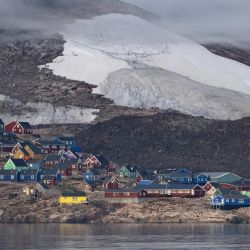 Esta fotografía muestra la remota aldea de Ittoqqortoormiit, de unos 300 habitantes, en el fiordo de Scoresby Sound, Groenlandia oriental. | Foto:Olivier Morin / AFP