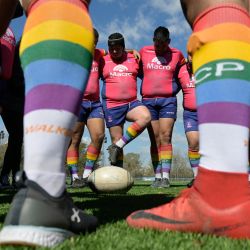 Jugadores de Ciervos Pampas RC calientan antes de su partido de rugby del Torneo Empresarial de la Unión de Rugby de Buenos Aires (URBA) contra Halcones RC en el parque municipal de Lomas de Zamora, en las afueras de Buenos Aires. Ciervos Pampas es un equipo de rugby comprometido con los derechos de la comunidad LGBTQ+ que ofrece un espacio libre de homofobia. | Foto:JUAN MABROMATA / AFP