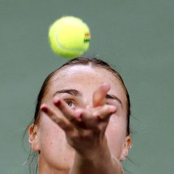 La bielorrusa Aryna Sabalenka sirve a la belga Maryna Zanevska durante el partido de primera ronda de individuales femeninos del US Open de tenis en el USTA Billie Jean King National Tennis Center de Nueva York. | Foto:KENA BETANCUR / AFP