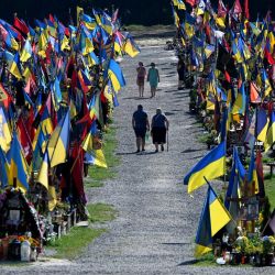 La gente camina por el cementerio de Lychakiv mientras rinden homenaje a los soldados caídos en la lucha por la independencia, la soberanía y la integridad territorial de Ucrania, en medio de la invasión rusa de Ucrania. | Foto:YURIY DYACHYSHYN / AFP
