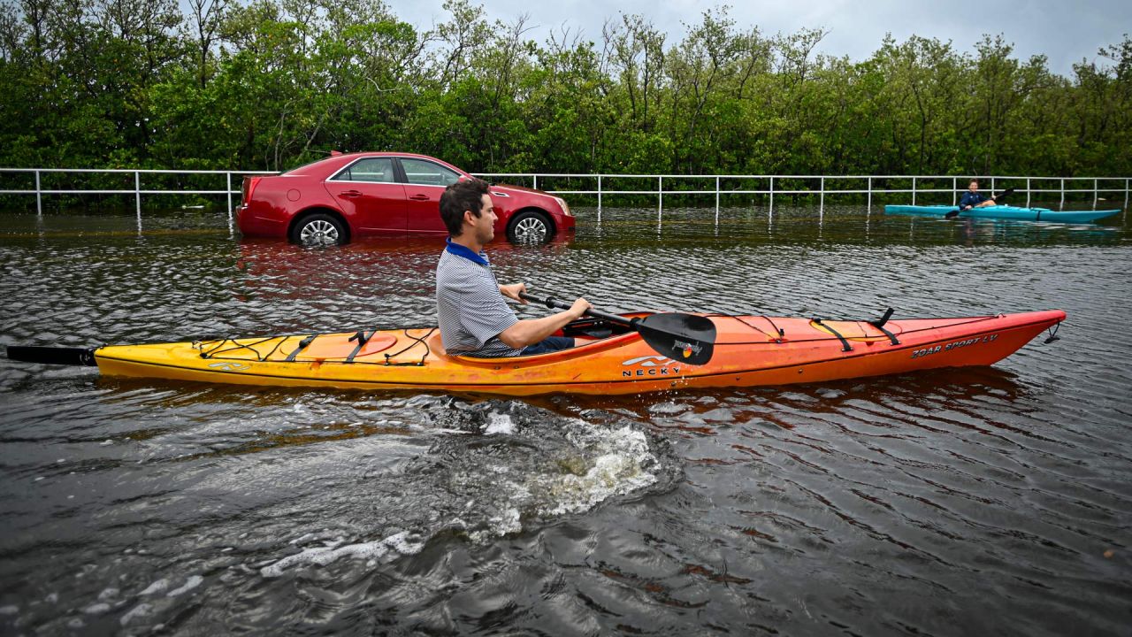Los residentes utilizan kayaks para viajar por una carretera inundada en Tampa, Florida, después de que el huracán Idalia tocara tierra. | Foto:Miguel J. Rodríguez Carrillo / AFP