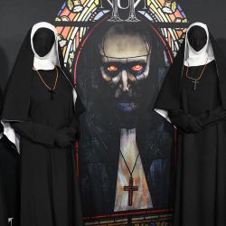 Actores Actores vestidos como monjas posan en la alfombra roja para una proyección especial de "The Nun II" en el Regal LA Live en Los Ángeles, California. | Foto:VALERIE MACON / AFP