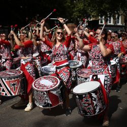 Artistas disfrazados tocan tambores durante el desfile principal del Carnaval de Notting Hill en el oeste de Londres. | Foto:HENRY NICHOLLS / AFP