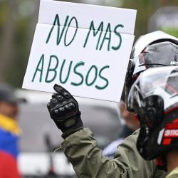 Conductores y motociclistas participan en una protesta contra el gobierno colombiano por aumento de combustible en Bogotá. | Foto:Raúl Arboleda / AFP