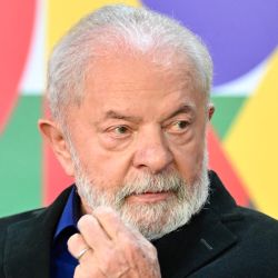 El presidente brasileño, Luiz Inácio Lula da Silva, hace gestos durante la firma de la nueva ley que aumenta el ajuste anual del salario mínimo en el Palacio de Planalto en Brasilia. | Foto:EVARISTO SA / AFP