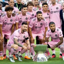 Lionel Messi posa junto a sus compañeros de equipo con el trofeo de la Leagues Cup antes del partido de fútbol de la Major League Soccer (MLS) entre Inter Miami CF y Nashville SC en el estadio DRV PNK en Fort Lauderdale, Florida. | Foto:Chris Arjoon / AFP