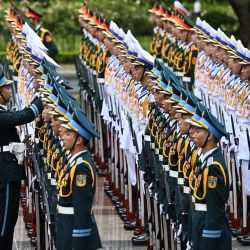 Los miembros de la guardia de honor se preparan para recibir al primer ministro de Singapur, Lee Hsien Loong, en su visita oficial a Hanoi, Vietnam. | Foto:NHAC NGUYEN / AFP