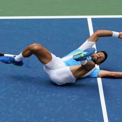 Novak Djokovic de Serbia cae al suelo mientras juega contra Bernabe Zapata Miralles de España durante el partido de segunda ronda de solteros masculinos del torneo de tenis Abierto de Estados Unidos en el Centro Nacional de Tenis Billie Jean King de la USTA en Nueva York. | Foto:TIMOTHY A .CLARY/AFP