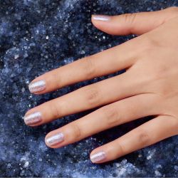 Nail art: cómo aplicar de forma correcta esmaltes de brillitos