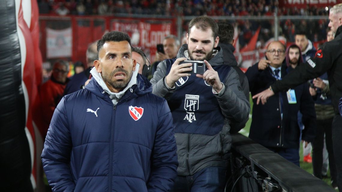 Independiente's new manager, Carlos Tevez, waves to fans before the Rojo's match against Vélez Sarsfield. 