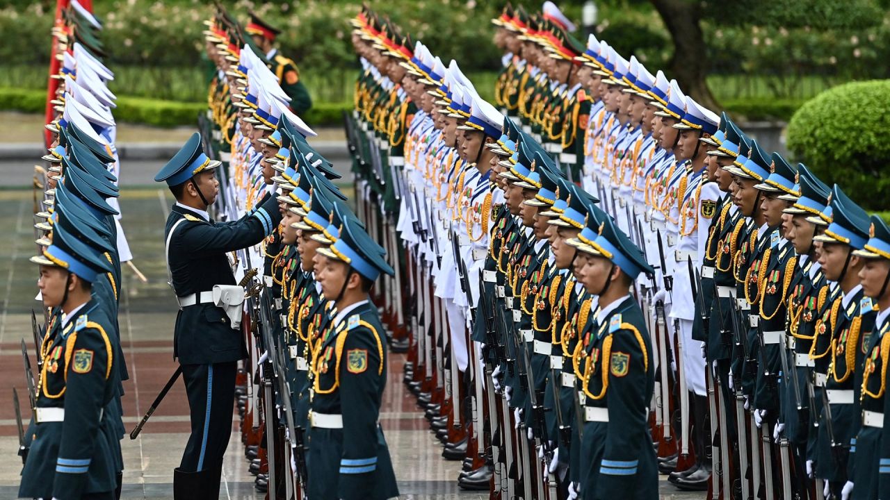 Los miembros de la guardia de honor se preparan para recibir al primer ministro de Singapur, Lee Hsien Loong, en su visita oficial a Hanoi, Vietnam. | Foto:NHAC NGUYEN / AFP