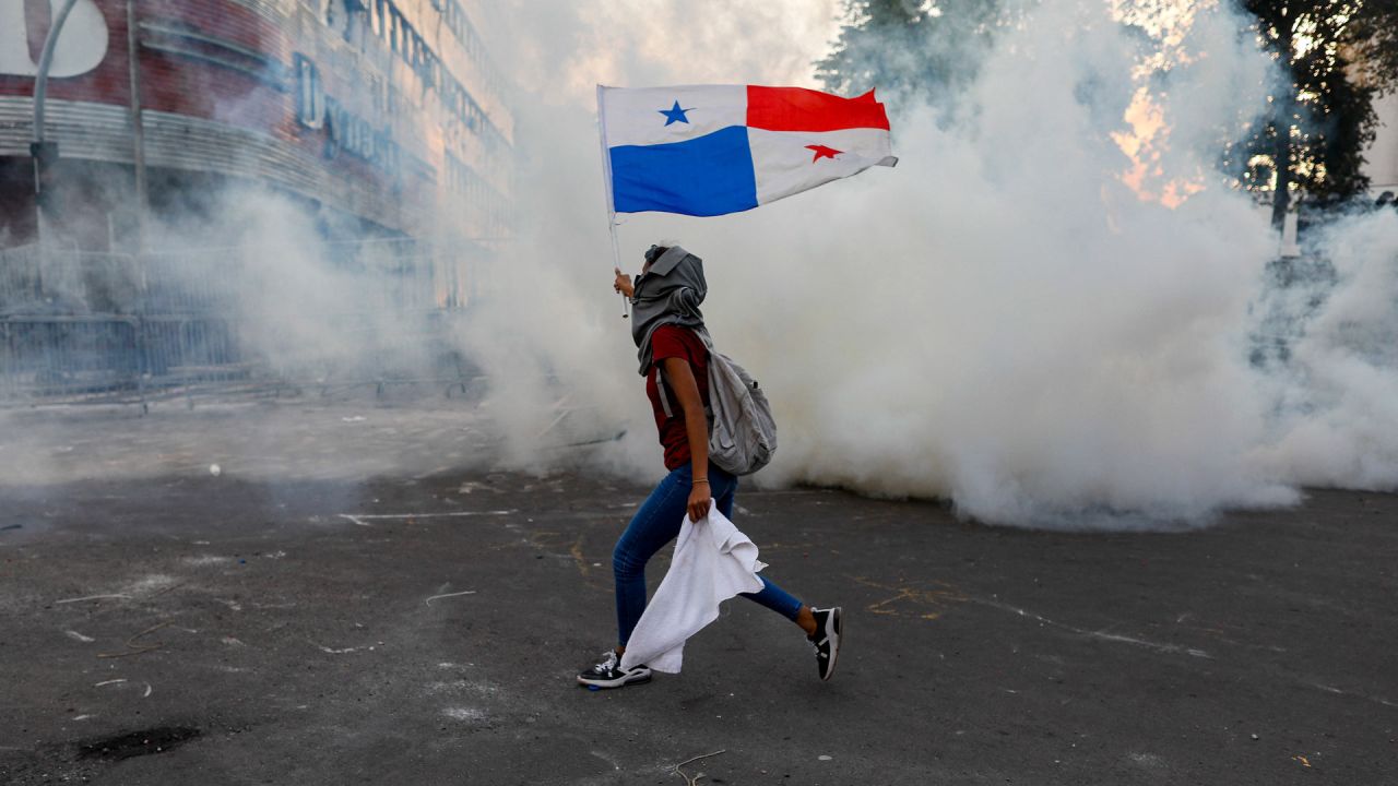 Un manifestante con una bandera de Panamá participa en una protesta contra un contrato minero, que se debate en el parlamento, frente a la Asamblea Nacional en la ciudad de Panamá. | Foto:ROBERTO CISNEROS / AFP