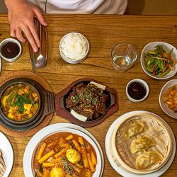 Mesa en el restaurante Una canción coreana. | Foto:Una canción coreana