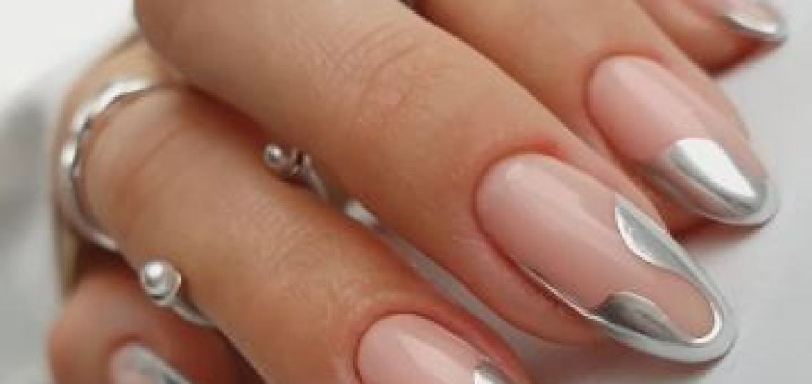 Uñas plateadas: el toque moderno para tu manicura