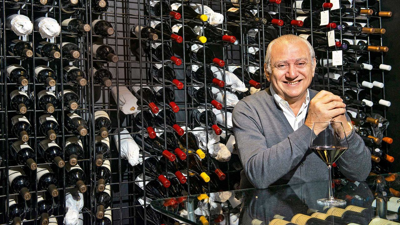 Su cava tiene alrededor de treinta mil botellas de alta gama y otros buenos vinos.  | Foto:José Tolomei
