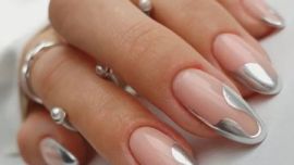 Uñas plateadas: el toque moderno para tu manicura