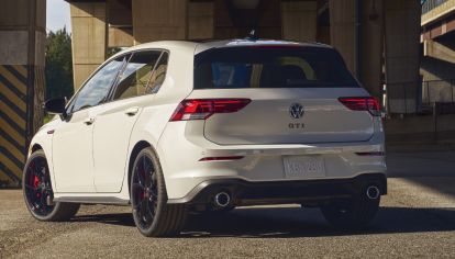 La variante deportiva GTI guarda detalles no aptos para nostálgicos. El auge de las cajas automáticas y las normas por emisiones pueden poner en jaque al deseo de los más puristas.