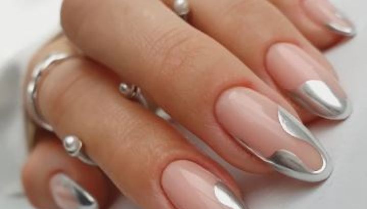 Uñas plateadas: el toque moderno para tu manicura