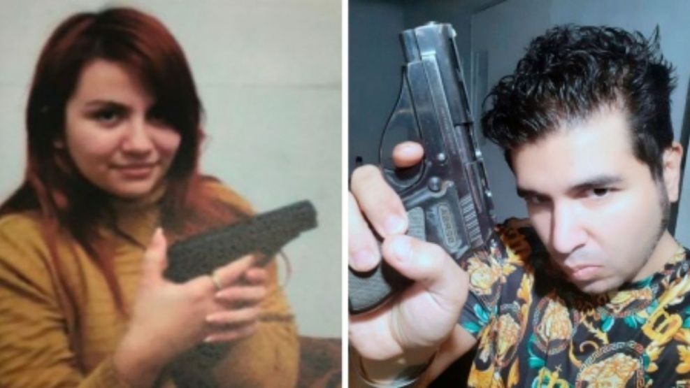 Brenda Uliarte y Sabag Montiel posando con el revólver que se intentó gatillar frente a CFK