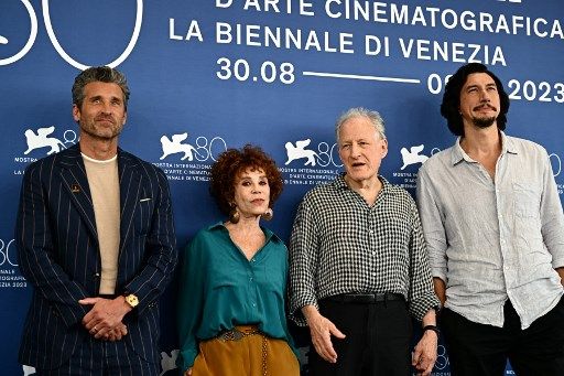 El equipo de "Ferrari": Patrick Dempsey, Daniela Piperno, el director Michael Mann, y Adam Driver.