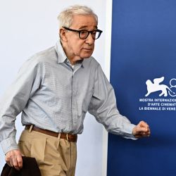 El director estadounidense Woody Allen posa durante la sesión fotográfica de la película "Coup de Chance" presentada fuera de competición en el 80º Festival de Cine de Venecia. | Foto:GABRIEL BOUYS / AFP